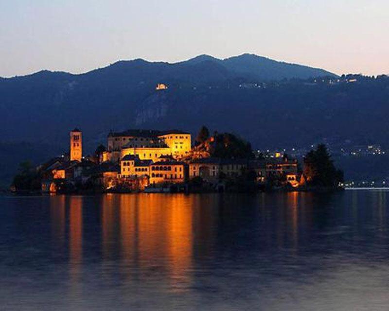 Little Suite Near Lake Verbania Bagian luar foto