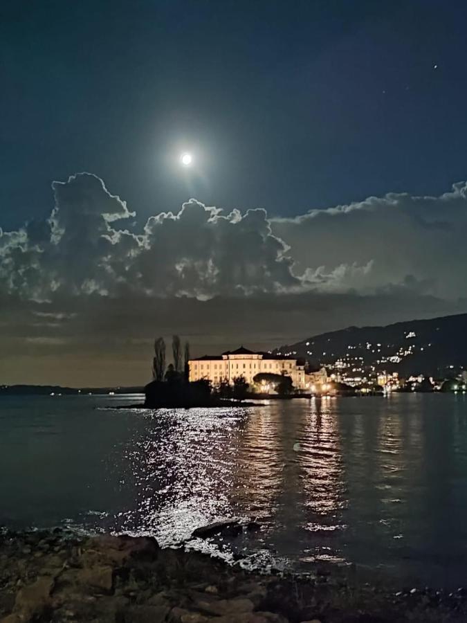 Little Suite Near Lake Verbania Bagian luar foto