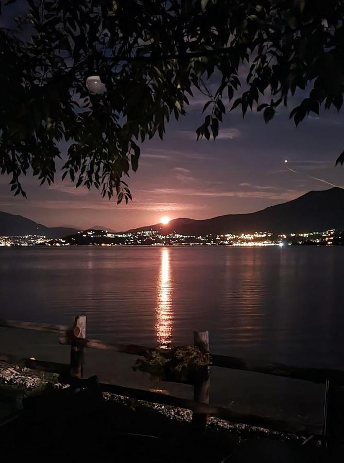 Little Suite Near Lake Verbania Bagian luar foto