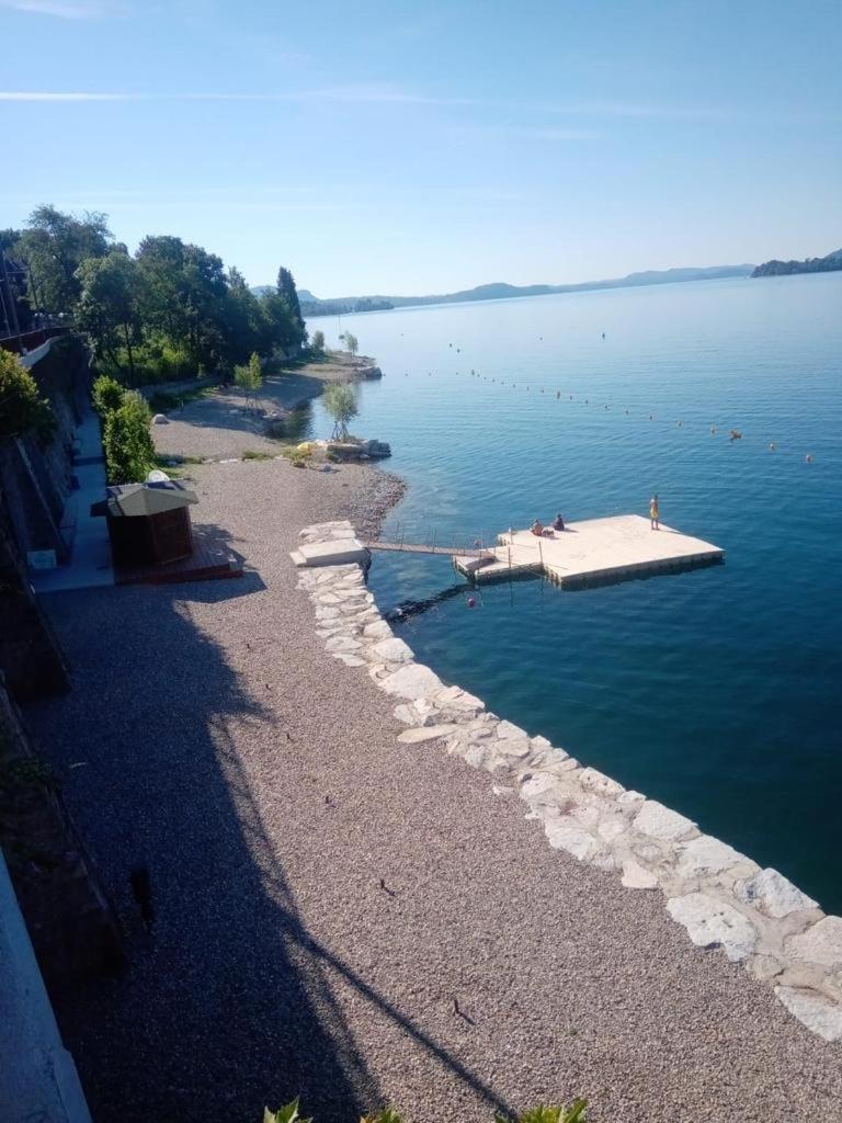 Little Suite Near Lake Verbania Bagian luar foto