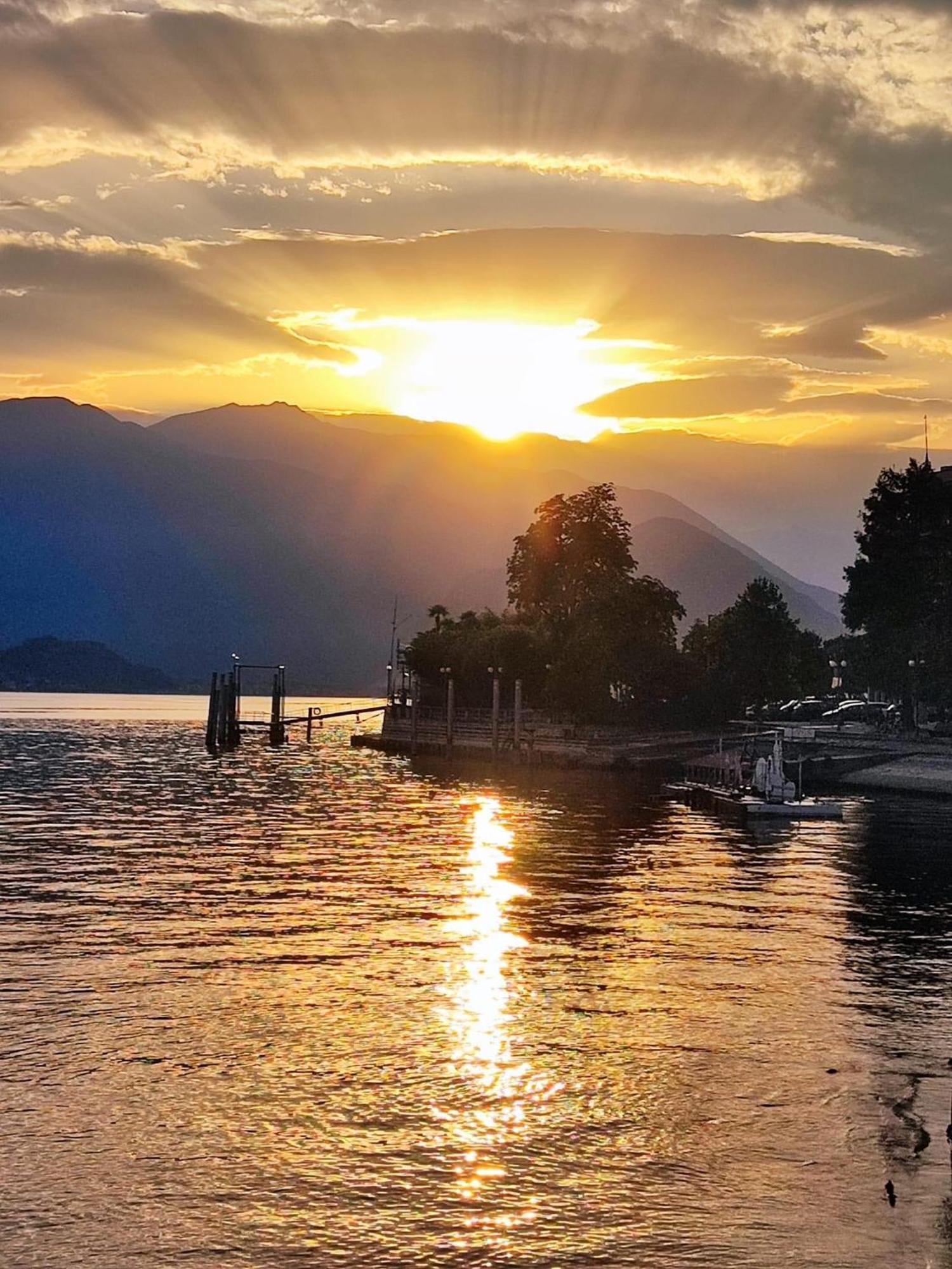 Little Suite Near Lake Verbania Bagian luar foto