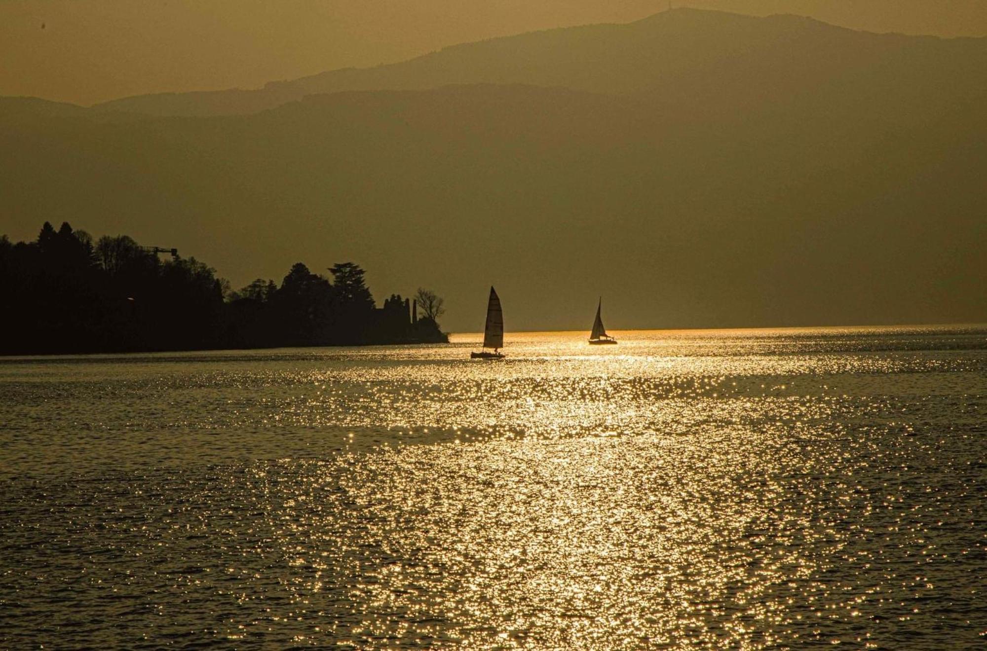 Little Suite Near Lake Verbania Bagian luar foto